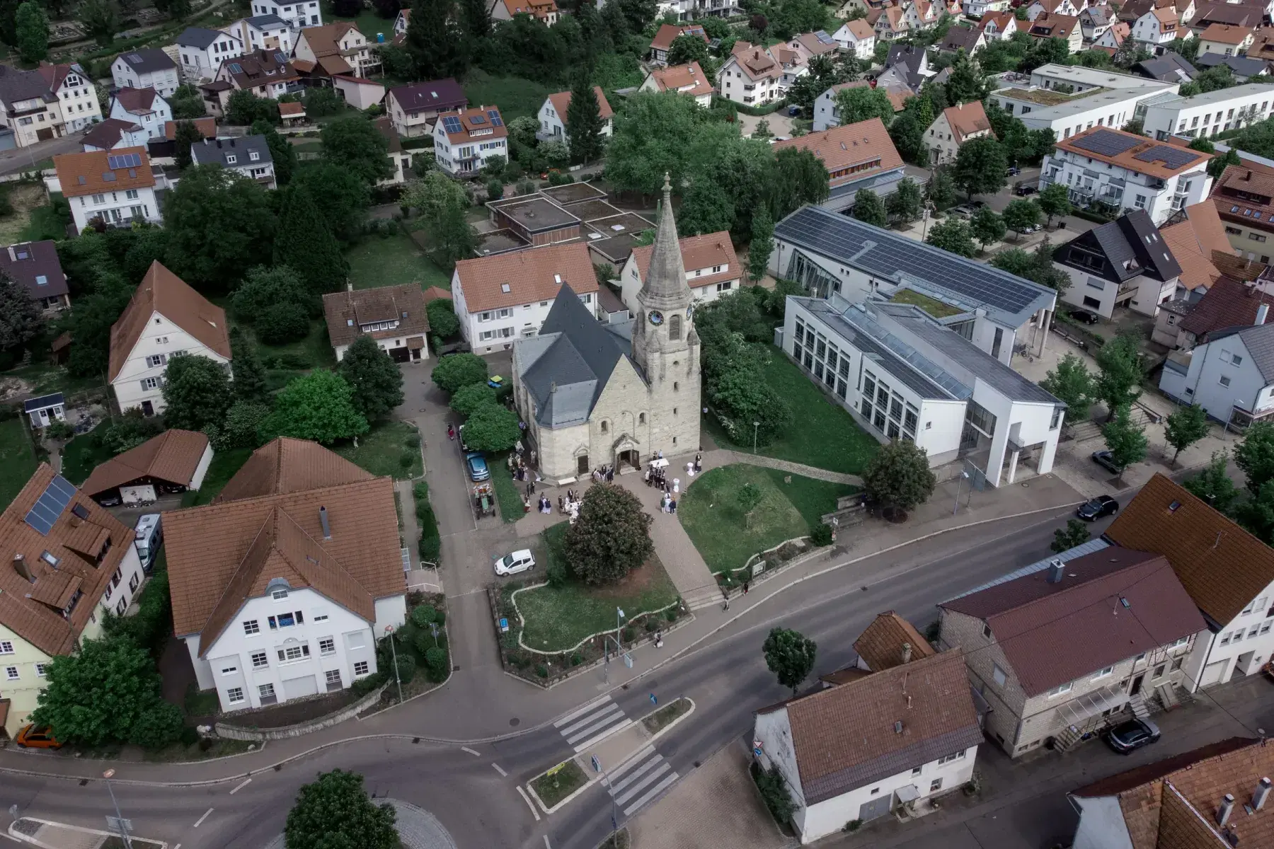 Luftaufnahme einer Kirche und des umliegenden Orts