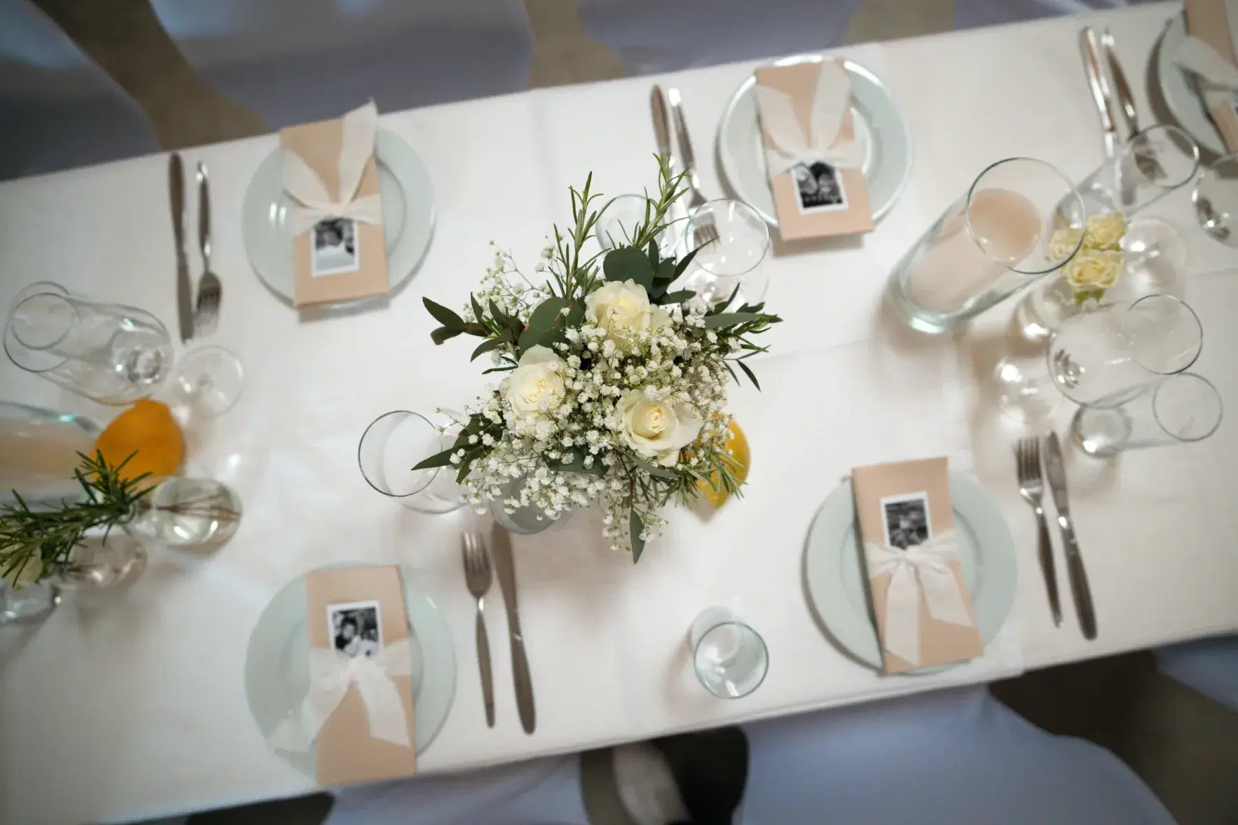Festlich gedeckter Hochzeitstisch aus der Vogelperspektive