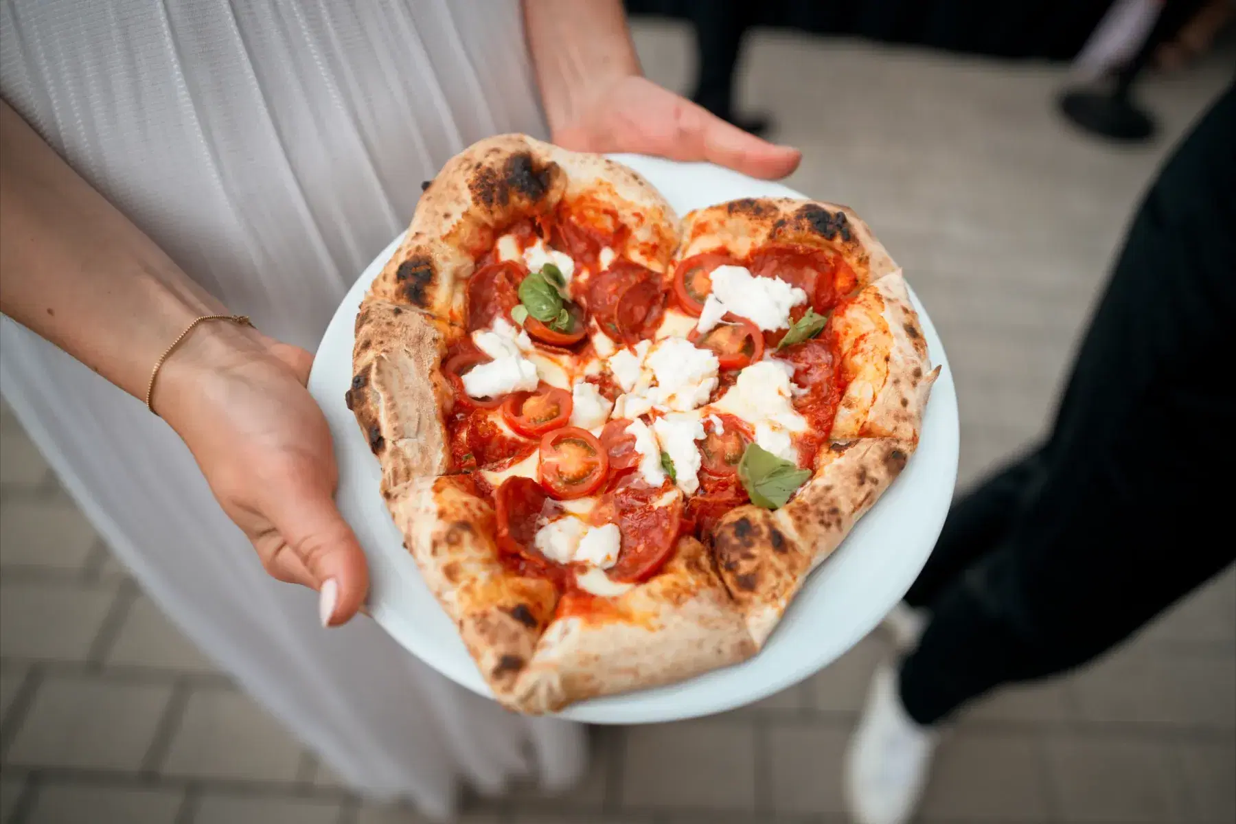 Frisch belegte Pizza bei einer Hochzeitsfeier
